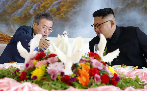 문재인 대통령과 김정은 국무위원장이 19일 낮 평양 옥류관에서 열린 오찬에서 ‘평양소주’를 보며 얘기를 나누고 있다. 2018.9.19/평양사진공동취재단