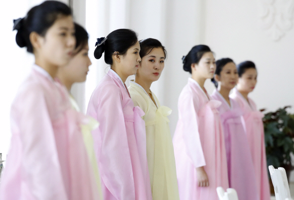 평양 옥류관 직원들이 19일 오후 남북 정상을 비롯한 남측 방북단의 오찬 준비를 하고 있다. 2018.9.19/ 평양사진공동취재단