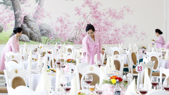 평양 옥류관 직원들이 19일 오후 남북 정상을 비롯한 남측 방북단의 오찬 준비를 하고 있다. 2018.9.19/ 평양사진공동취재단