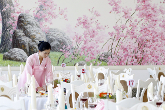 평양 옥류관 직원이 19일 오후 남북 정상을 비롯한 남측 방북단의 오찬 준비를 하고 있다. 2018.9.19/ 평양사진공동취재단