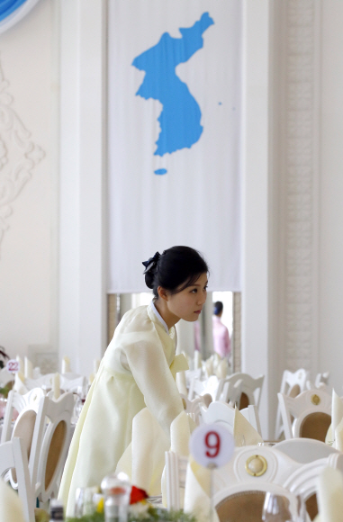 평양 옥류관 직원이 19일 오후 남북 정상을 비롯한 남측 방북단의 오찬 준비를 하고 있다. 2018.9.19/ 평양사진공동취재단