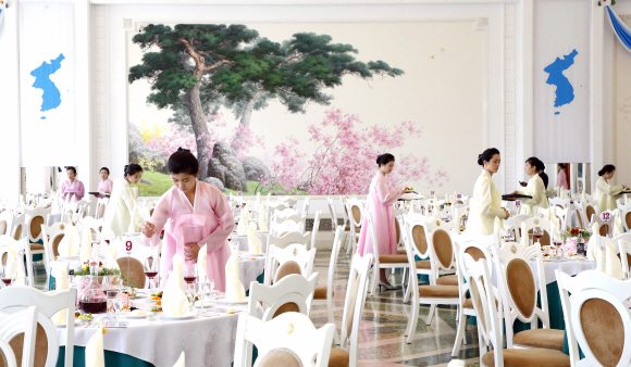 평양 옥류관 직원들이 19일 오후 남북 정상을 비롯한 남측 방북단의 오찬 준비를 하고 있다. 2018.9.19/ 평양사진공동취재단