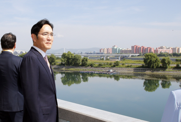 이재용 삼성전자 부회장이 19일 낮 평양 옥류관에서 열린 남북 정상 및 수행원 오찬에 앞서 옥류관 테라스에서 대동강을 바라보고 있다. 2018.9.19/평양사진공동취재단