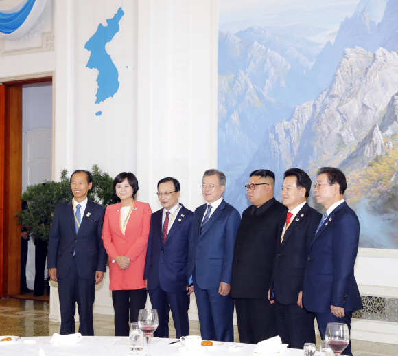 문재인 대통령과 북한 김정은 국무위원장이 19일 오후 평양 옥류관에서 열린 오찬을 마친 뒤 이해찬 더불어민주당 대표 등 특별 수행원들과 기념촬영을 하고 있다. 왼쪽부터 최문순 강원도 지사, 이정미 정의당 대표, 이 대표, 문 대통령, 김 위원장, 정동영 민주평화당 대표, 박원순 서울시장. 2018.9.19/평양사진공동취재단