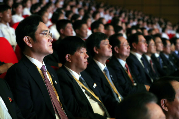 이재용(왼쪽) 삼성전자 부회장 연합뉴스