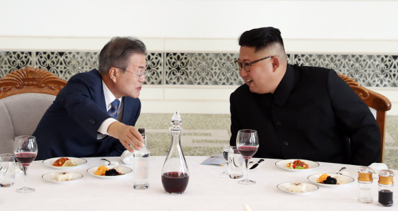 문재인 대통령과 김정은 국무위원장이 19일 오후 평양 옥류관에서 오찬을 하다 평양소주에 대해 대화를 나누고 있다. 2018.9.19 / 평양사진공동취재단
