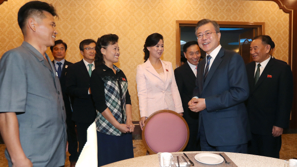 평양남북정상회담 둘째날 문재인 대통령은 19일 저녁 북한을 대표하는 식당 중 하나인 평양 대동강구역  ‘대동강 수산물 식당’을 찾아 김정은 국무위원회 위원장 내외와 만찬을 하기에 앞서 식당을 찾은 평양시민들과 인사를 나누고 있다.2018.9.19. 평양사진공동취재단