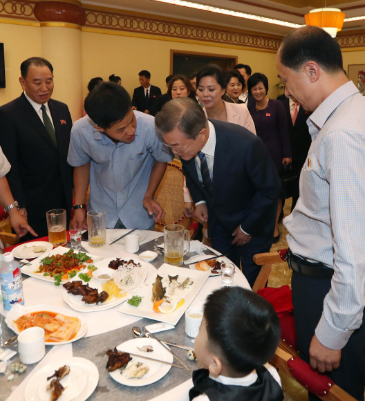 평양남북정상회담 둘째날 문재인 대통령은 19일 저녁 북한을 대표하는 식당 중 하나인 평양 대동강구역  ‘대동강 수산물 식당’을 찾아 김정은 국무위원회 위원장 내외와 만찬을 하기에 앞서 식당을 찾은 평양시민들과 인사를 나누고 있다.2018.9.19. 평양사진공동취재단