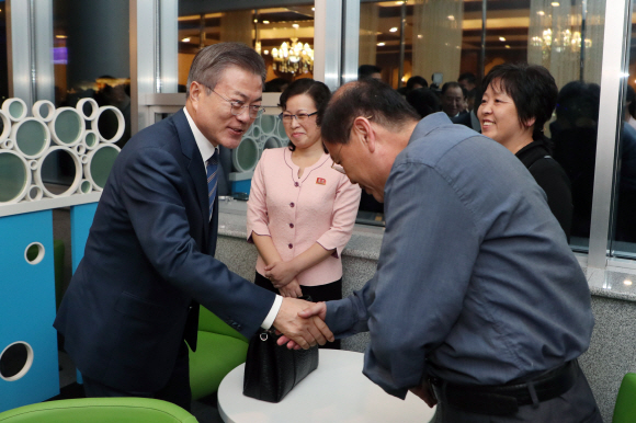 문재인 대통령과 김정숙 여사가 19일 오후 평양 대동강 수산물 식당을 찾아 평양시민들과 대화를 나누고있다. 2018.9.19. 평양사진공동취재단