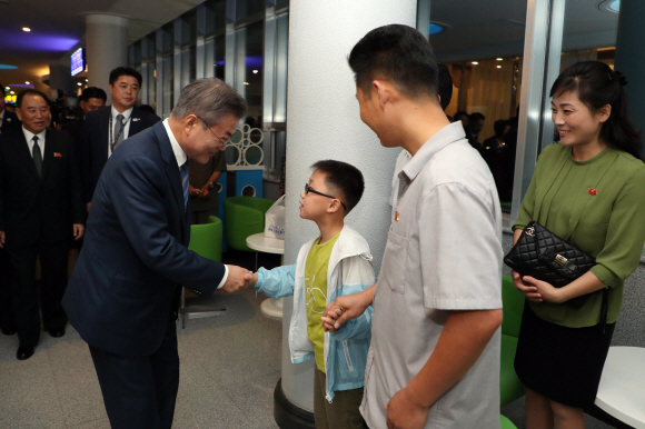 문재인 대통령과 김정숙 여사가 19일 오후 평양 대동강 수산물 식당을 찾아 평양시민들과 대화를 나누고있다. 2018.9.19. 평양사진공동취재단