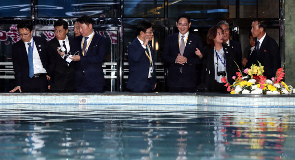 이재용 삼성전자 부회장과 최태원 SK 회장 등 특별수행단이 19일 저녁 북한을 대표하는 식당 중 하나인 평양 대동강구역 ‘대동강 수산물 식당’을 찾아 문재인 대통령과 김정은 국무위원장 만찬에 앞서 실내 수조를 둘러보고 있다. 2018.9.19. 평양사진공동취재단