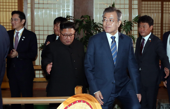 평양남북정상회담 둘째날 문재인 대통령은 19일 저녁 북한을 대표하는 식당 중 하나인 평양 대동강구역  ‘대동강 수산물 식당’을 찾아 김정은 국무위원회 위원장 내외와 만찬을 하고 있다.2018.9.19. 평양사진공동취재단