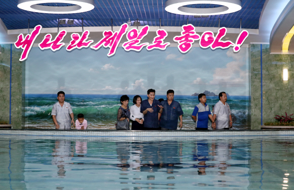 평양남북정상회담 둘째날인  19일 저녁 북한을 대표하는 식당 중 하나인평양 대동강구역  ‘대동강 수산물시장’에서 문재인 대통령과 김정은 북한 국무위원회 위원장  내외와 만찬인 열린 가운데 시장을 찾은 시민들이  상점을 둘러보고 있다.2018.9.19. 평양사진공동취재단