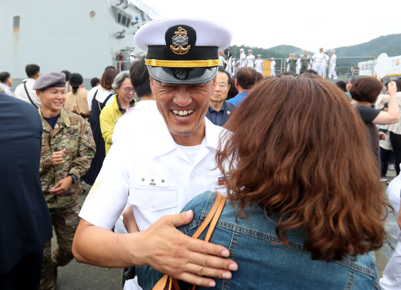 20일 오전 경남 창원시 진해구 진해군항에서 열린 청해부대 26진 문무대왕함 입항환영식에서 장병이 가족과 인사하고 있다.  이번에 입항한 청해부대 26진은 120여일간 소말리아, 가나, 리비아 등에서 작전을 펼쳤다. 2018.9.20  연합뉴스