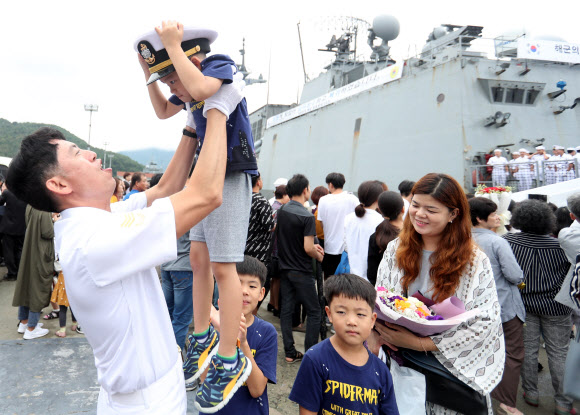 20일 오전 경남 창원시 진해구 진해군항에서 열린 청해부대 26진 문무대왕함 입항환영식에서 부사관이 아들과 인사하고 있다.  이번에 입항한 청해부대 26진은 120여일간 소말리아, 가나, 리비아 등에서 작전을 펼쳤다. 2018.9.20  연합뉴스
