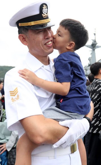 20일 오전 경남 창원시 진해구 진해군항에서 열린 청해부대 26진 문무대왕함 입항환영식에서 부사관이 아들과 인사하고 있다.  이번에 입항한 청해부대 26진은 120여일간 소말리아, 가나, 리비아 등에서 작전을 펼쳤다. 2018.9.20  연합뉴스