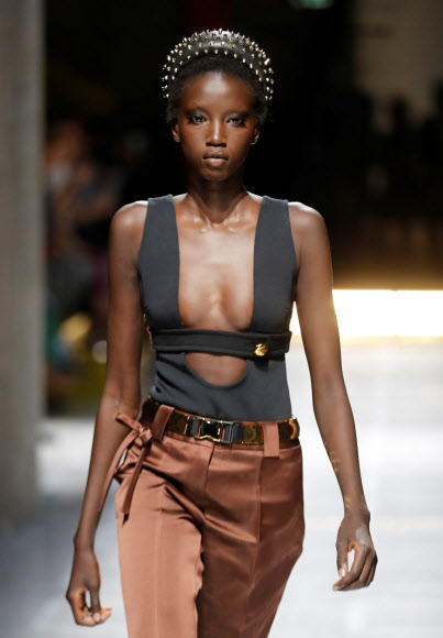 모델이 20일(현지시간) 이탈리아 밀라노에서 열린 ‘프라다 2019 봄/여름 여성 컬렉션 패션쇼’에서 의상을 선보이고 있다. 로이터 연합뉴스