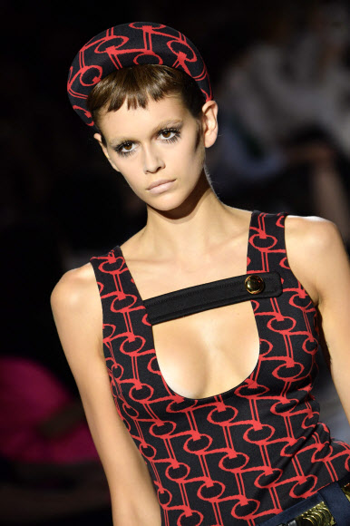 모델이 20일(현지시간) 이탈리아 밀라노에서 열린 ‘프라다 2019 봄/여름 여성 컬렉션 패션쇼’에서 의상을 선보이고 있다. AFP 연합뉴스