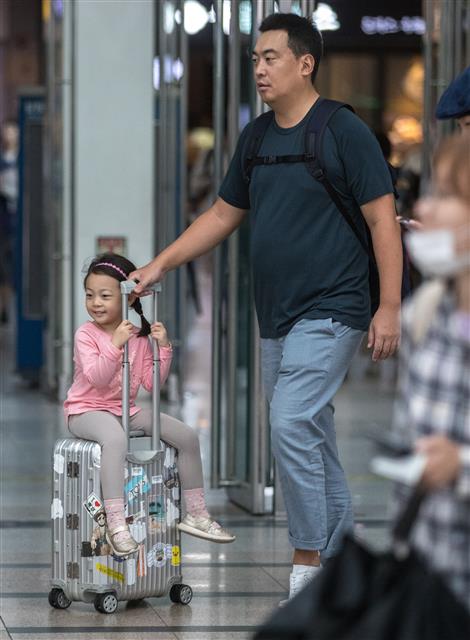 본격적인 추석 귀성행렬이 시작되는 21일 오전 서울역에서 귀성객들이 추석 명절 연휴를 맞아 고향으로 향하고 있다. 2018.9.21 뉴스1
