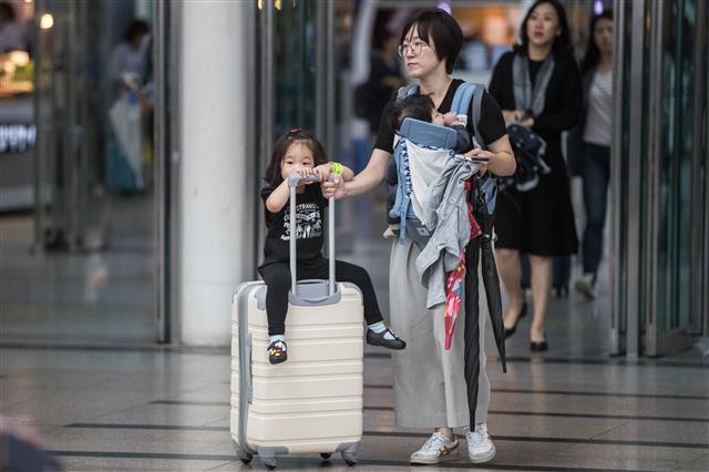 본격적인 추석 귀성행렬이 시작되는 21일 오전 서울역에서 귀성객들이 추석 명절 연휴를 맞아 고향으로 향하고 있다. 2018.9.21 뉴스1