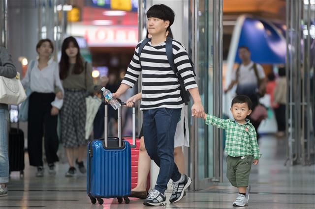 본격적인 추석 귀성행렬이 시작되는 21일 오전 서울역에서 귀성객들이 추석 명절 연휴를 맞아 고향으로 향하고 있다. 2018.9.21 뉴스1