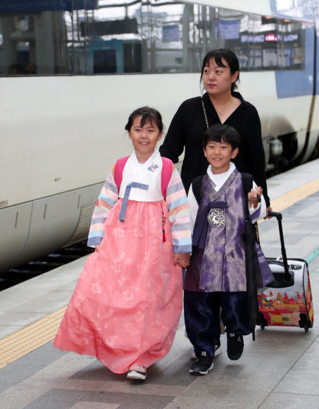 추석 연휴 시작을 하루 앞둔 21일 오전 서울역에서 귀성객들이 밝은 표정으로 열차로 향하고 있다. 2018.9.21  연합뉴스