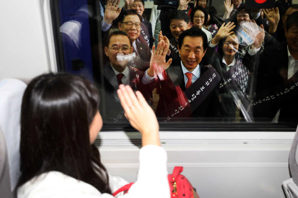 자유한국당 김성태 원내대표와 당직자들이 추석연휴 시작을 하루 앞둔 21일 오전 서울역에서 귀성객들에게 인사하고 있다. 2018.9.21  연합뉴스