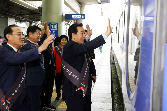 자유한국당 김성태 원내대표와 당직자들이 추석연휴 시작을 하루 앞둔 21일 서울역에서 귀성객들에게 인사하고 있다. 2018.9.21  연합뉴스