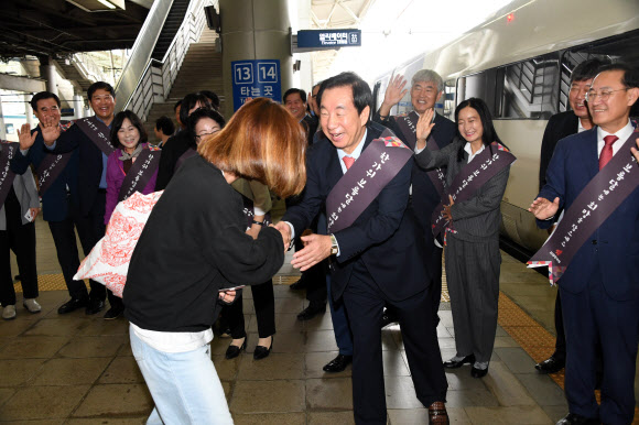 자유한국당 김성태 원내대표와 당직자들이 추석연휴 시작을 하루 앞둔 21일 서울역에서 귀성객들에게 인사하고 있다. 2018.9.21  연합뉴스
