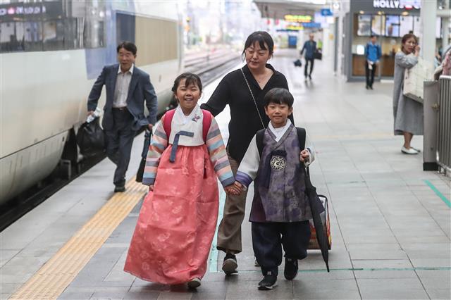 본격적인 추석 귀성이 시작되는 21일 오전 서울 용산구 서울역에서 귀성객들이 추석 명절 연휴를 맞아 고향으로 향하고 있다. 2018.9.21 뉴스1
