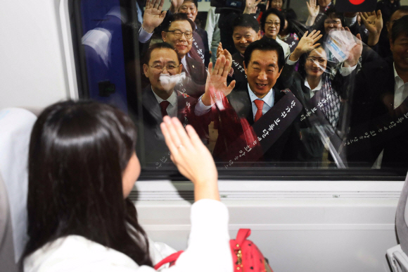 김성태 자유한국당 원내대표 및 당 지도부 등이 21일 오전 서울역 승강장에서 추석 귀성객들에게 인사를 하고 있다. 2018. 9. 21  박지환 기자 popocar@seoul.co.kr