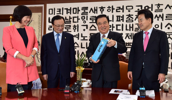 문희상 국회의장이 21일 제3차 남북정상회담 일정에 참여했던 당 대표들과 회동하며 정의당 이정미 대표로부터 북한 특산품 류경술을 받고 있다. 2018.9.21  연합뉴스