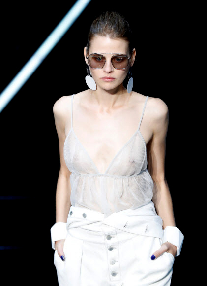 모델이 20일(현지시간) 이탈리아 밀라노에서 열린 ‘엠프리오 아르마니 2019 봄/여름 여성 컬렉션 패션쇼’에서 의상을 선보이고 있다. 로이터 연합뉴스