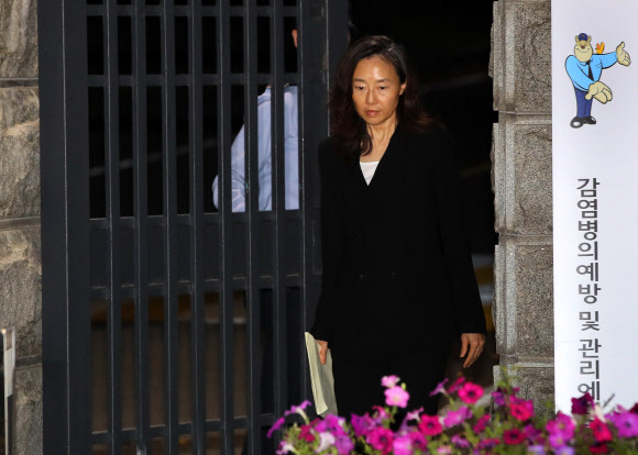 구속기간 만료로 구치소 나서는 조윤선