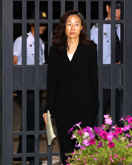 구속기간 만료로 구치소 나서는 조윤선