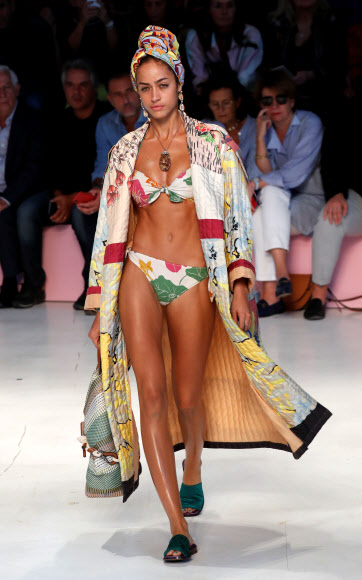 22일(현지시간) 이탈리아 밀라노에서 열린 ‘밀라노 패션 위크’에서 살바토레 페라가모 패션쇼가 열려 모델이 컬렉션을 선보이고 있다.<br>로이터 연합뉴스