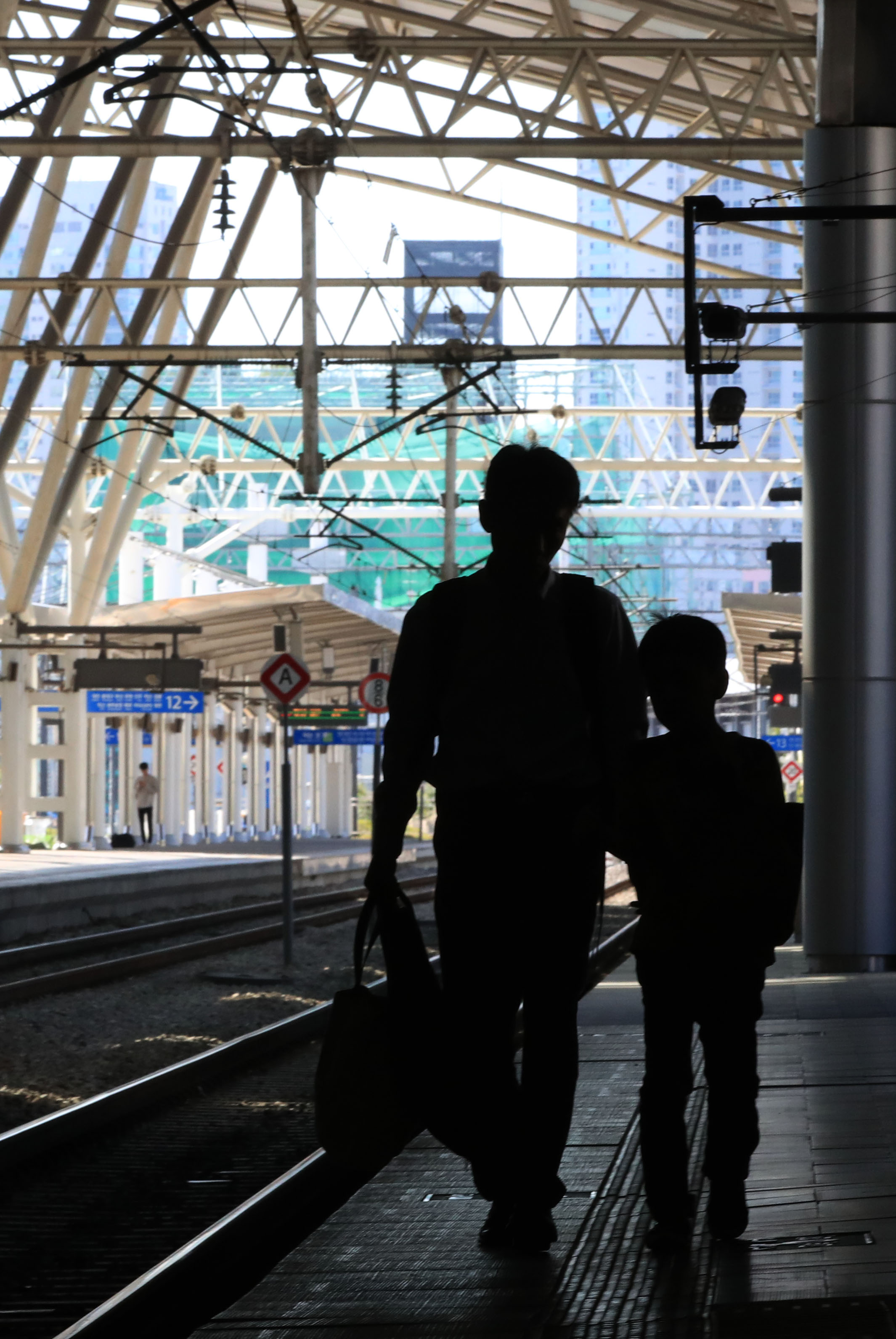 추석 연휴 막바지인 25일 오전 서울역에서 고향을 다녀온 귀경객들이 역을 나서고 있다.  연합뉴스