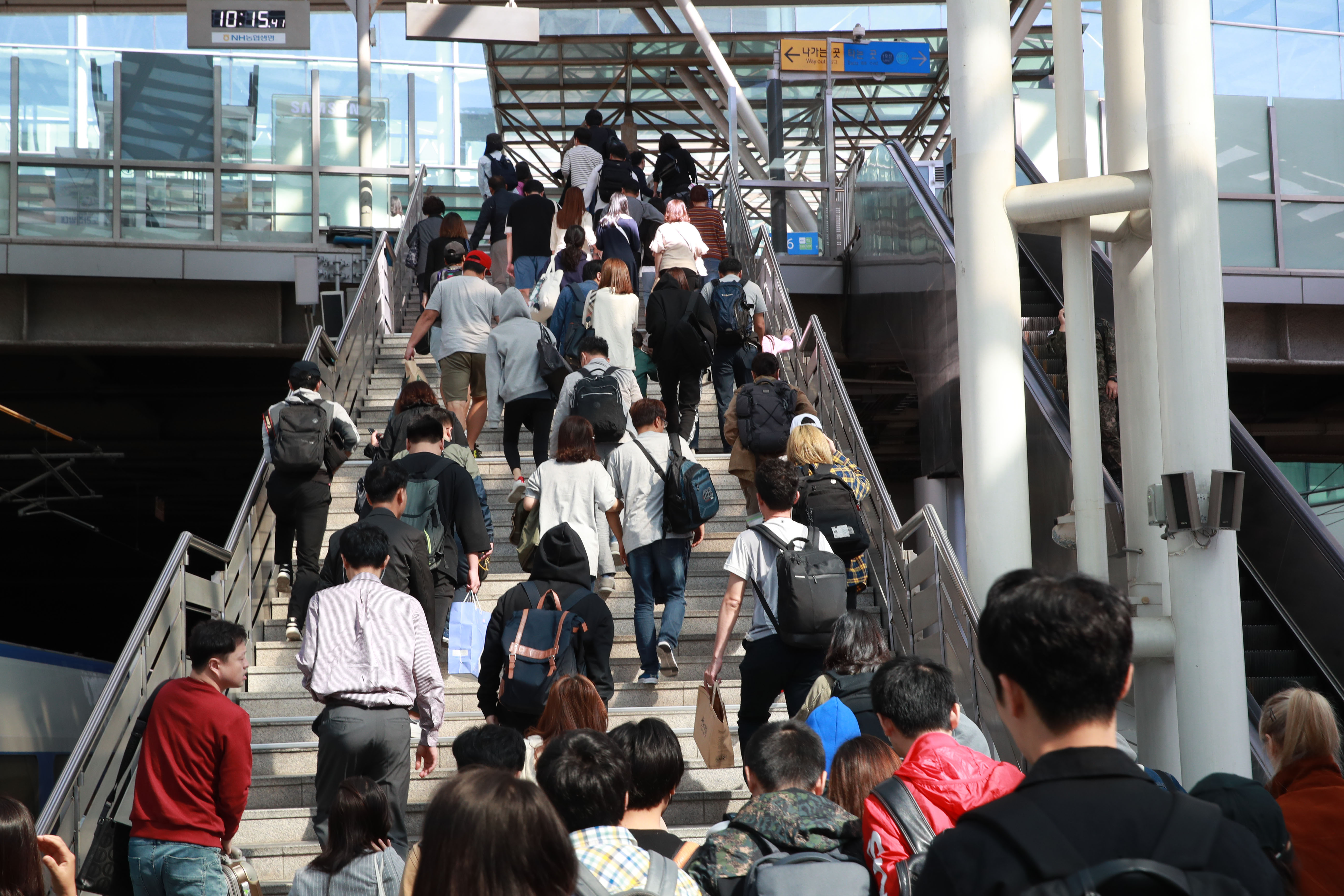 추석 연휴 막바지인 25일 오전 서울역에서 고향을 다녀온 귀경객들이 역을 나서고 있다.  연합뉴스