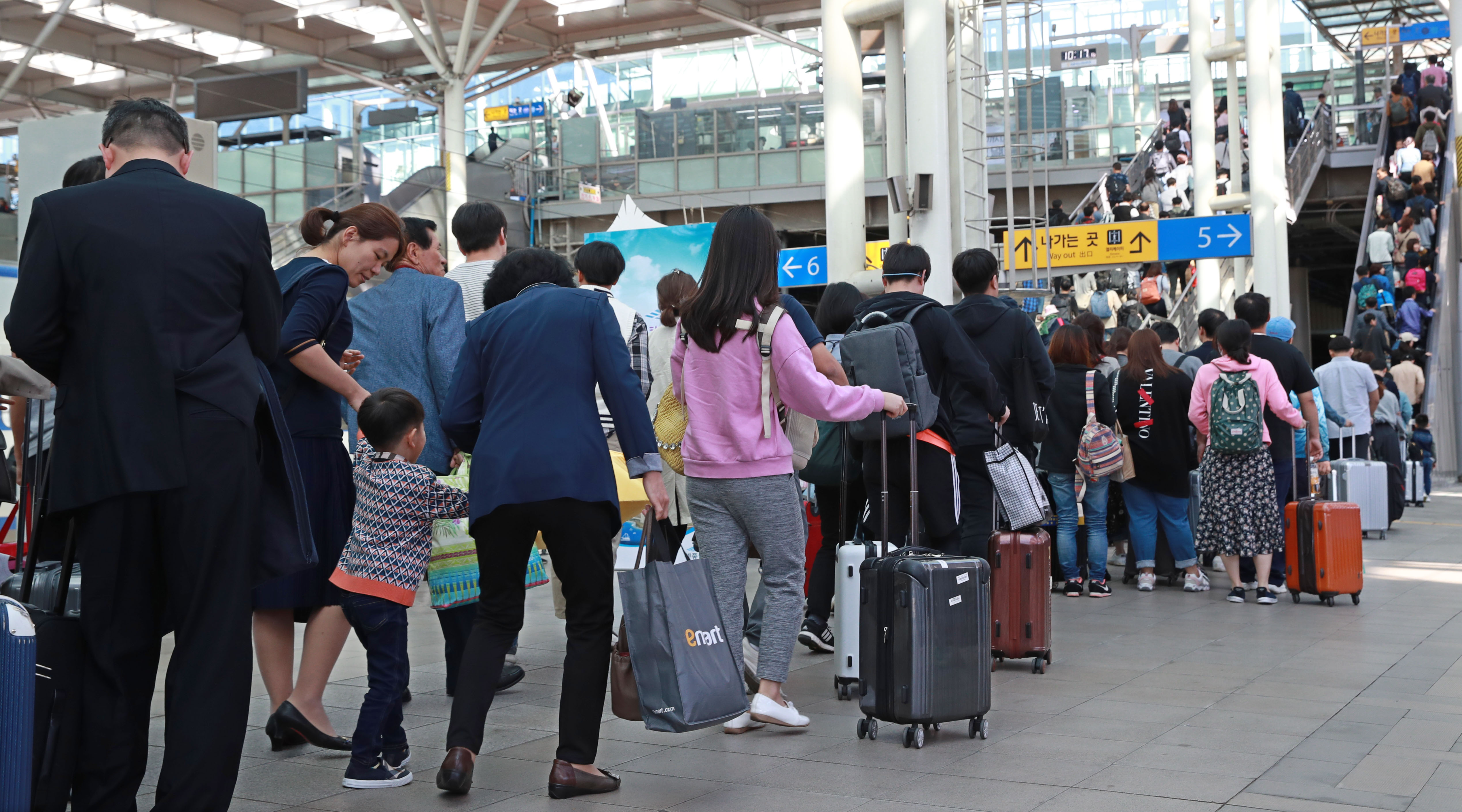 추석 연휴 막바지인 25일 오전 서울역에서 고향을 다녀온 귀경객들이 역을 나서고 있다. 연합뉴스