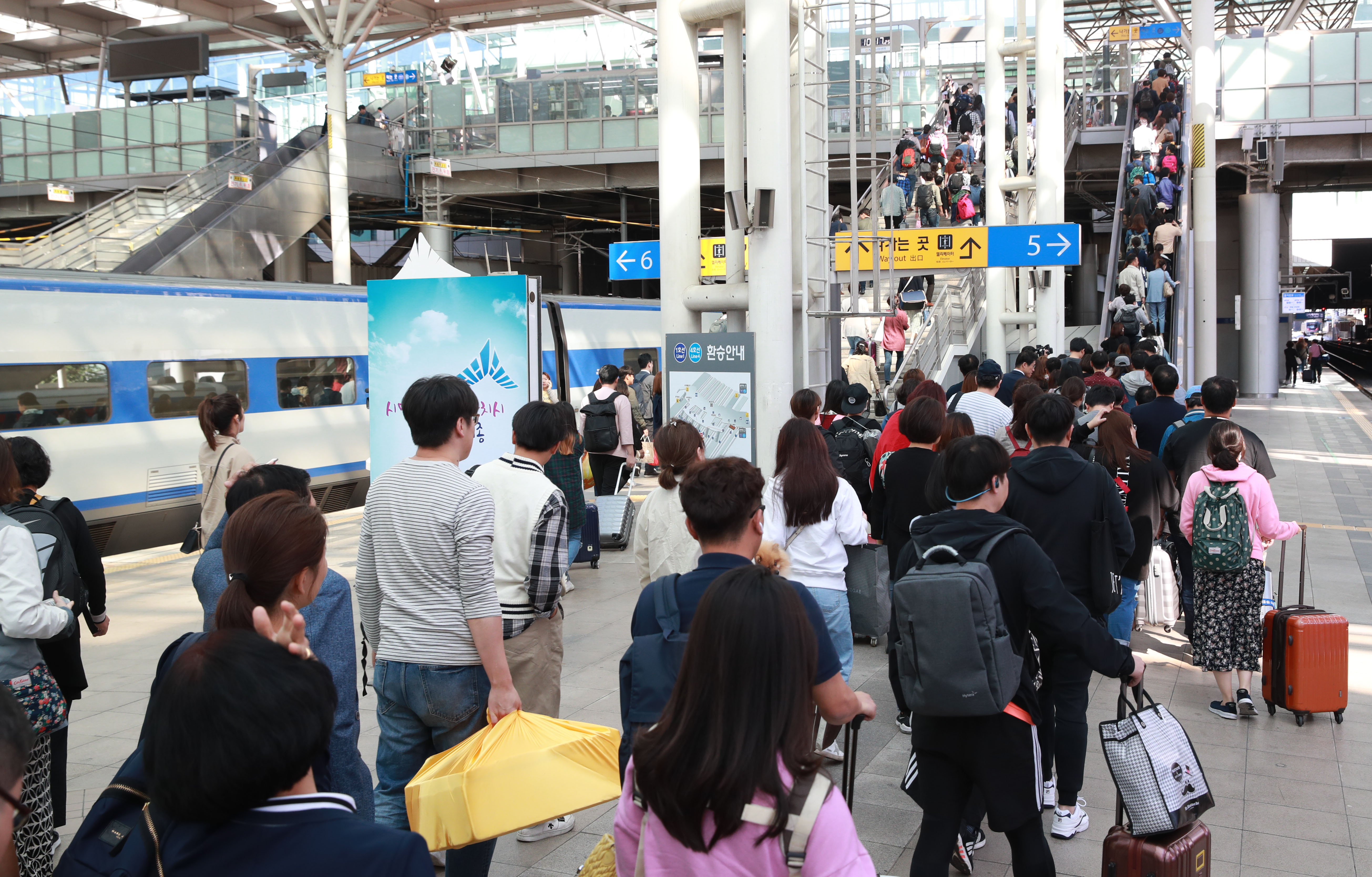 추석 연휴 막바지인 25일 오전 서울역에서 고향을 다녀온 귀경객들이 역을 나서고 있다. 연합뉴스