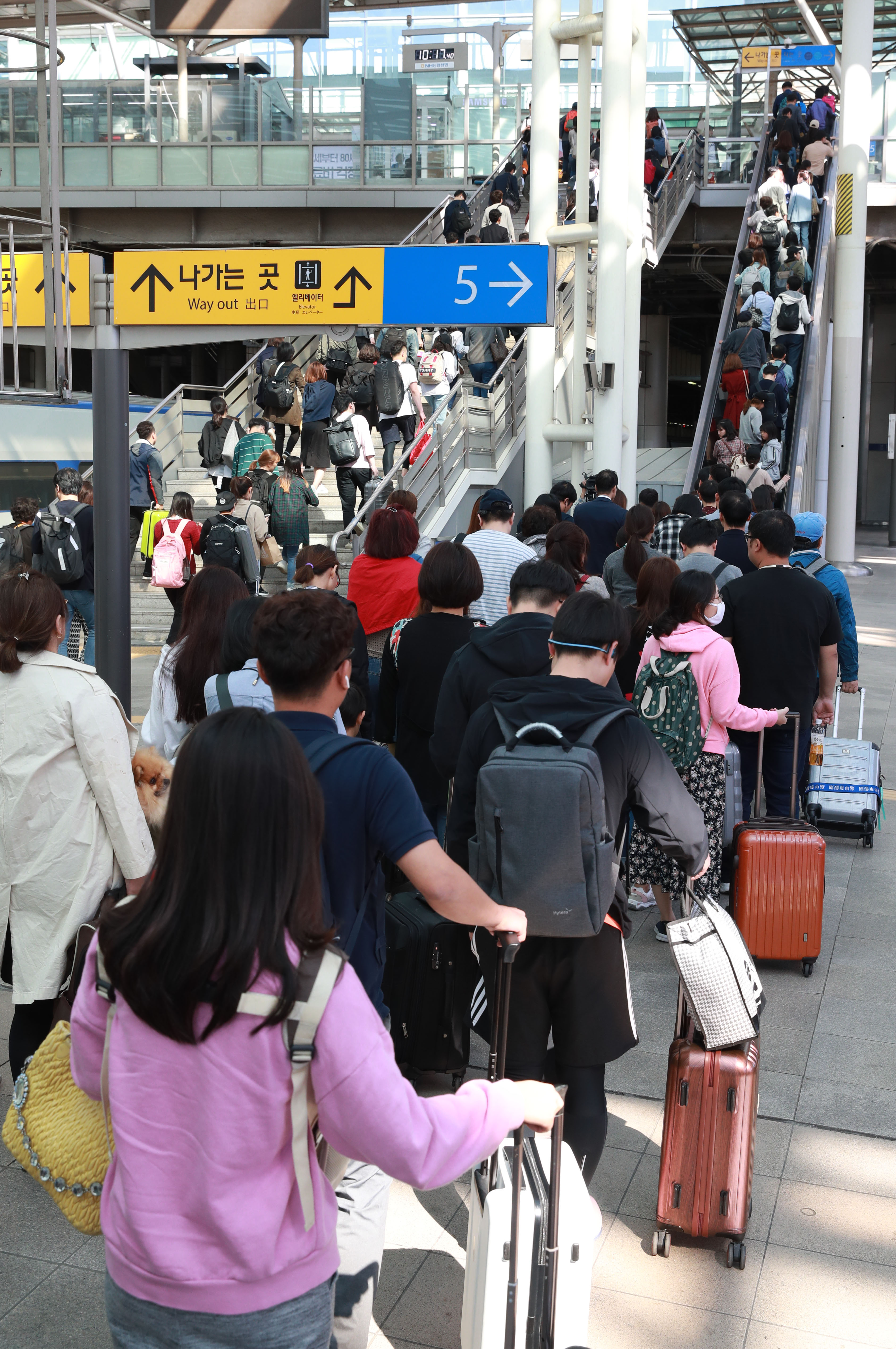 추석 연휴 막바지인 25일 오전 서울역에서 고향을 다녀온 귀경객들이 역을 나서고 있다. 연합뉴스