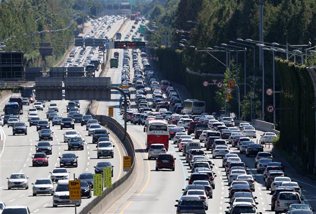 추석 연휴인 25일 오후 서울 경부고속도로 잠원IC 부근  상하행선이 귀경차량과 나들이 차량이 몰리며 정체되고 있다.  고속도로에 귀경 차량들이 모여들면서 정체구간이 늘고 있다. 한국도로공사는 이날 오후 4시쯤 귀경정체가 절정에 달하고 다음날 새벽에 서서히 풀릴 것으로 예상했다. 2018.9.25 뉴스1