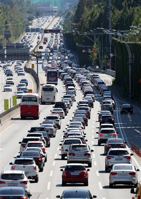 추석 연휴인 25일 오후 서울 경부고속도로 잠원IC 부근  상하행선이 귀경차량과 나들이 차량이 몰리며 정체되고 있다.  고속도로에 귀경 차량들이 모여들면서 정체구간이 늘고 있다. 한국도로공사는 이날 오후 4시쯤 귀경정체가 절정에 달하고 다음날 새벽에 서서히 풀릴 것으로 예상했다. 2018.9.25 뉴스1