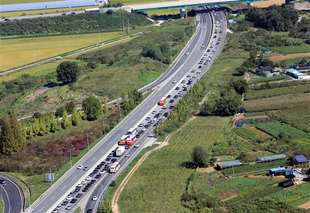 추석 연휴인 25일 항공에서 바라본 전북 전주시 전주IC 인근 호남고속도로 상행선이 밀리고 있다. 2018.9.25 뉴스1