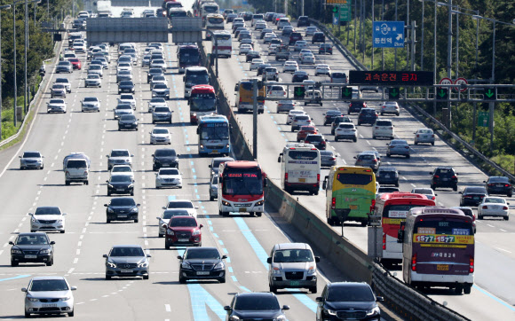 추석연휴인 25일 오후 궁내동 서울요금소 인근 경부고속도로 상,하행선(왼쪽)에 차량이 몰리고 있다. 2018.9.25  연합뉴스