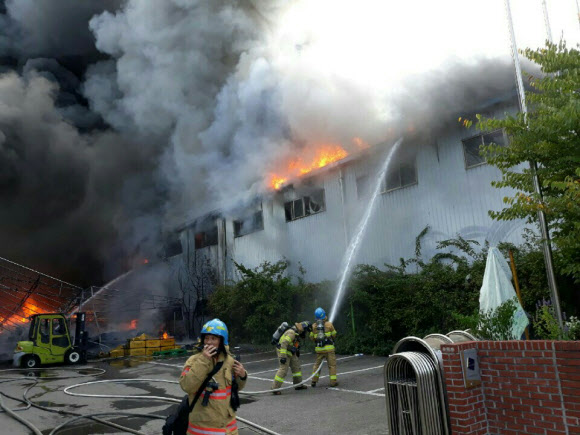 25일 오후 4시 10분께 경기도 시흥시 정왕동 한 플라스틱 공장에서 불이 나 1명이 숨졌다. 소방당국은 대응 1단계를 발령해 진화작업을 벌이고 있다.  2018.9.25  경기도재난안전본부 제공