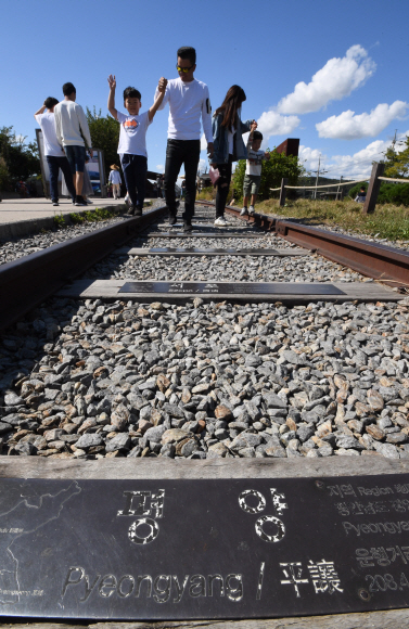 평양 남북정상회담으로 한반도의 긴장이 완화되고 있는 가운데 26일 오후 경기도 파주시 임진각을 찾은 가족들이 북한의 도시가 새겨진 절길을 걷고 있다. 2018.9.26 도준석 기자 pado@seoul.co.kr