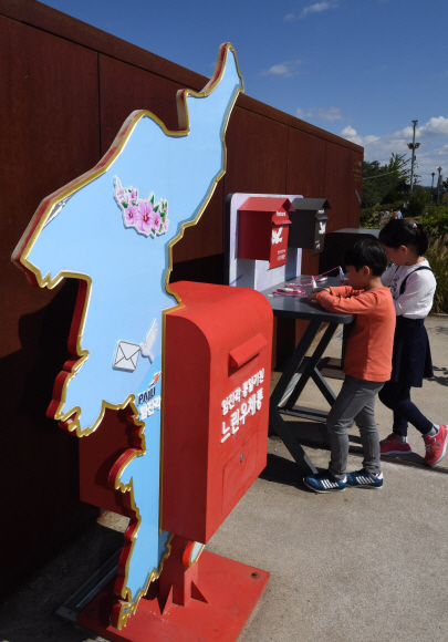 평양 남북정상회담으로 한반도의 긴장이 완화되고 있는 가운데 26일 오후 경기도 파주시 임진각을 찾은 어린이들이 통일 기원 편지를 쓰고 있다. 2018.9.26 도준석 기자 pado@seoul.co.kr
