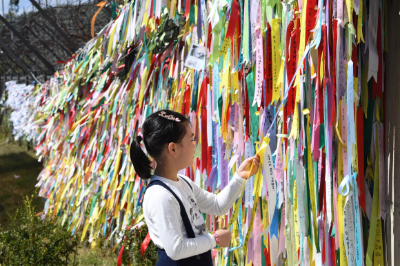 평양 남북정상회담으로 한반도의 긴장이 완화되고 있는 가운데 26일 오후 경기도 파주시 임진각을 찾은 어린이가 통일을 염원하는 글이 적힌 리본을 보고 있다. 2018.9.26 도준석 기자 pado@seoul.co.kr