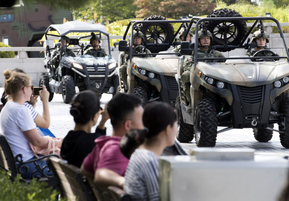 ‘더 이상 군인이 지나가도 놀라지 않아요’